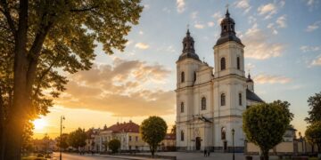 Sūduvos miesto aikštė ir bažnyčios bokštai vakaro šviesoje