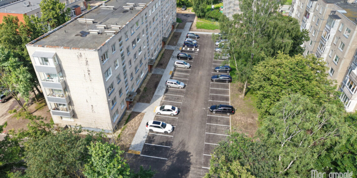 Baigta aikštelės Draugystės gatvėje rekonstrukcija: gyventojams – daugiau vietos automobiliams