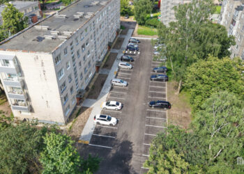 Baigta aikštelės Draugystės gatvėje rekonstrukcija: gyventojams – daugiau vietos automobiliams