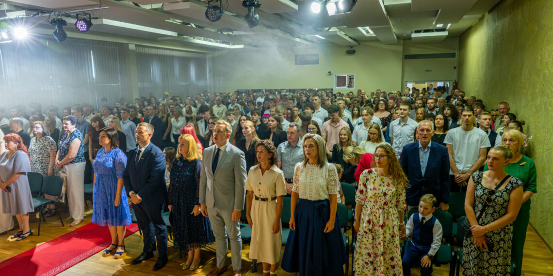 Sūduvos gimnazija į gyvenimą išlydėjo 49-ąją abiturientų laidą